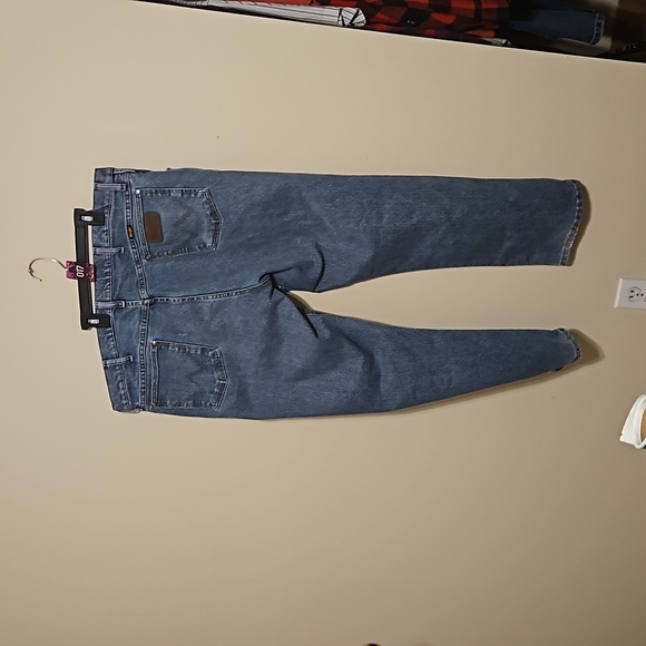 Wrangler Mens 47  Regular advanced fit light wash jeans. - Picture 5 of 5